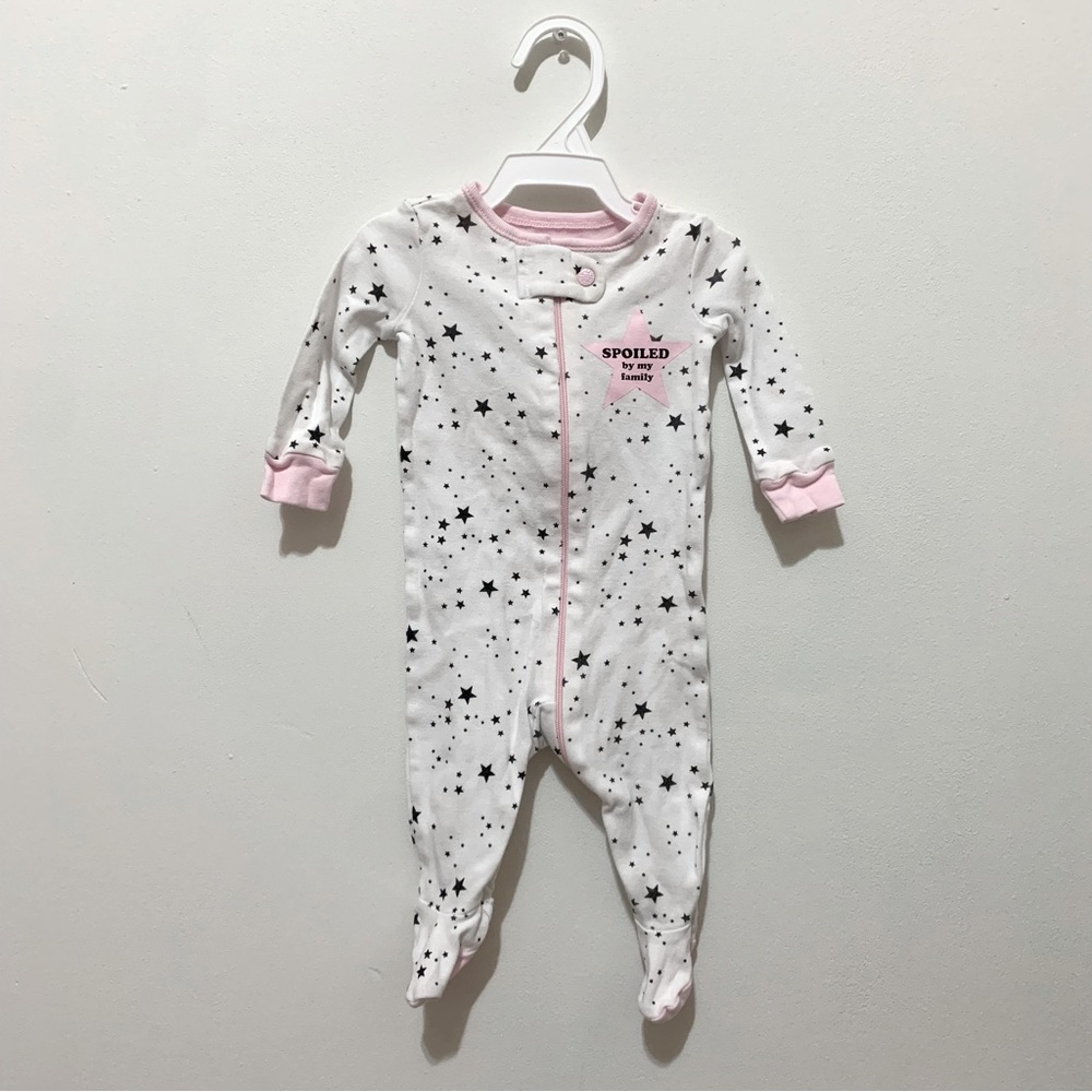Carter’s🎀 0-3 month White Sleeper w/ black stars 🎀 baby clothes pajamas